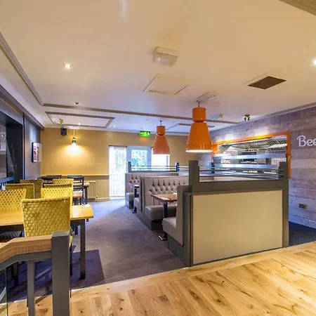 Premier Inn Cardiff West-3