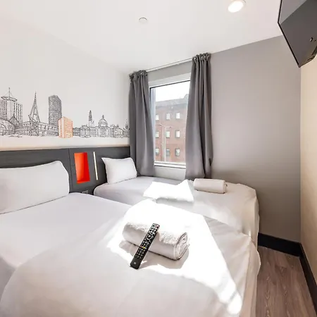 Easyhotel Cardiff-3