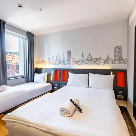 Easyhotel Cardiff-3