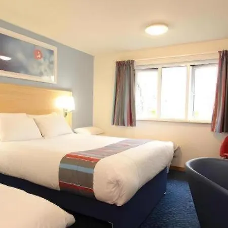 Travelodge Cardiff Central-2
