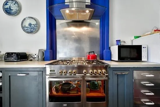 Quirky 4 Bedroom Apartment With Terrace Cardiff