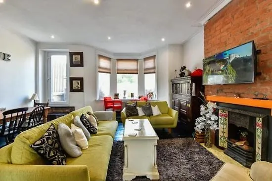 Quirky 4 Bedroom Apartment With Terrace Cardiff